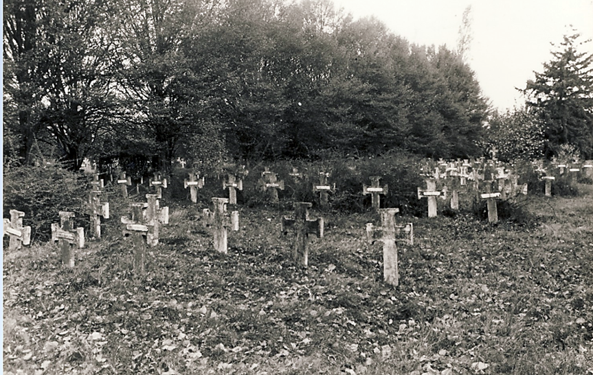 Een foto van de begraafplaats op Huize Padua kort voor de verwijdering van de grafmonumenten en het groen medio jaren ’70
